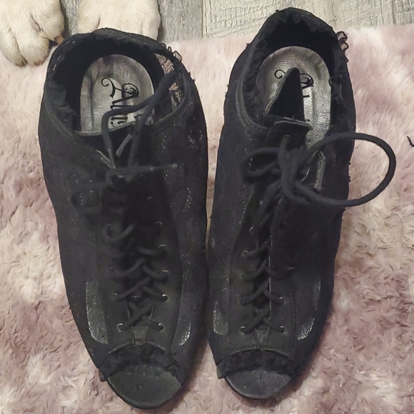 Heels - Picture 2 of 3